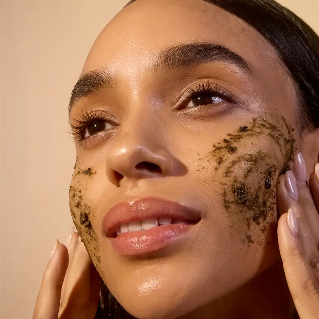 مقشر اكيور لتفتيح الوجه