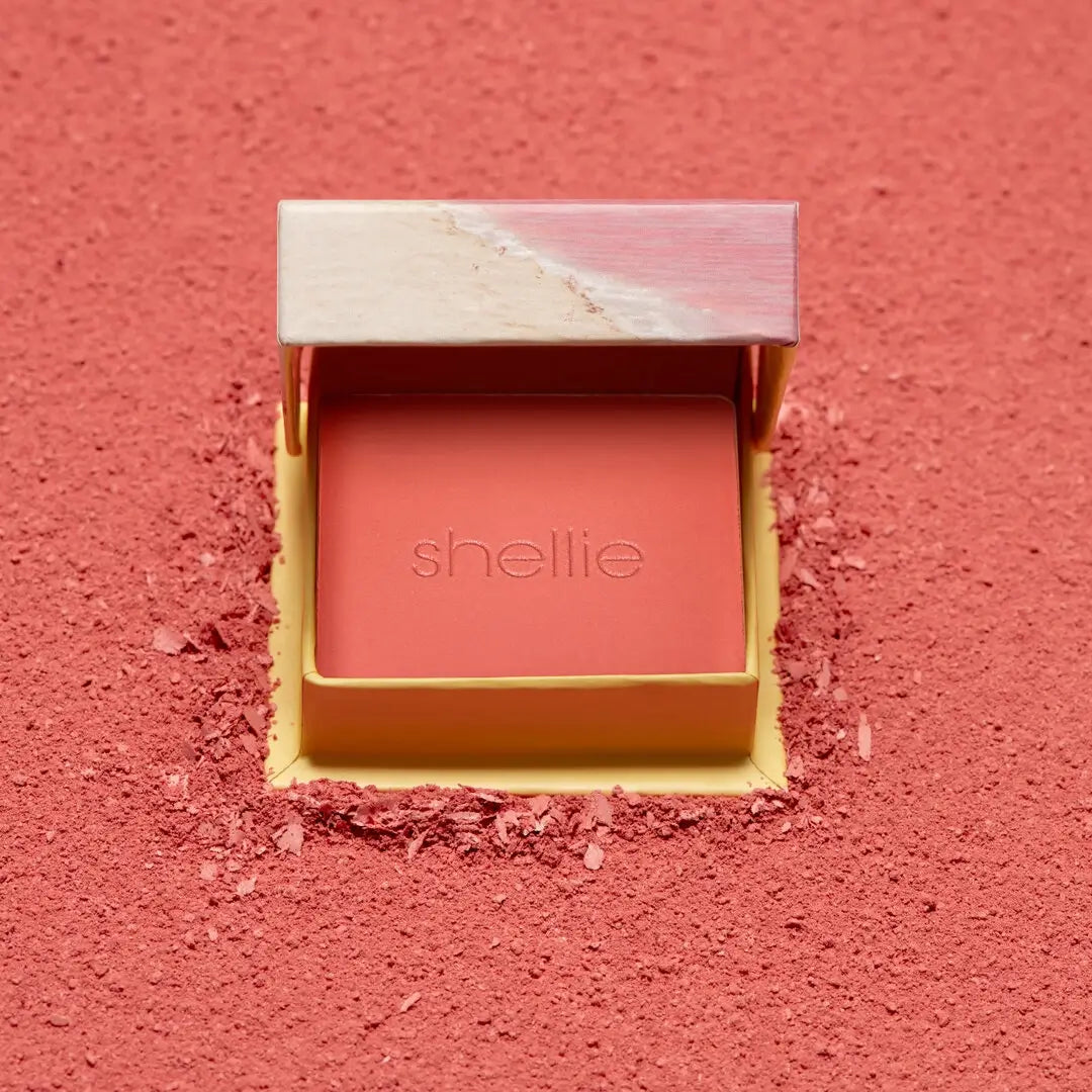 بنفت شيلي أحمر خدود وجه غير كوميدوجيني مع توهج اللؤلؤ