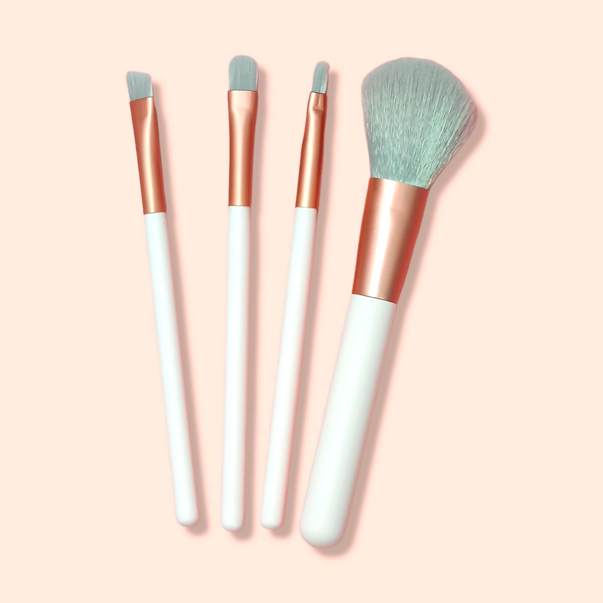 فرش مكياج ناعمة بمقبض خشبي